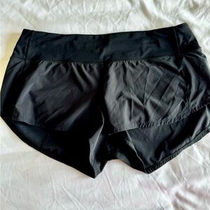 LULULEMON SPEED UP LOW RISE SHORT 2.5” GUC, size 8